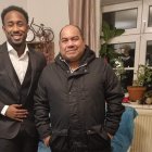 John Yeboah (i) junto a su tío Willy Zamora, en Hamburgo, Alemania.