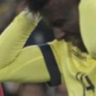 El colombiano Sánchez se lamenta, al igual que el ecuatoriano Chávez (atrás), en el 0-0 de Ecuador vs. Colombia.