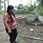 Nancy Paspuel indica la acumulación que se empieza a ver en el colector de La Pulida.