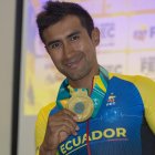 Jhonatan Narváez con la medalla de oro que ganó en los Juegos Panamericanos.
