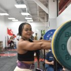 La pesista olímpica retomó recientemente sus entrenamientos debido a una lesión.