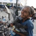 Sara permite que las palomas se posen sobre sus manos, cabeza u hombros mientras las alimenta.