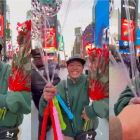 Manuel, el vendedor de rosas y globos en Time Square