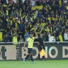 Ángel Mena celebró el gol con la hinchada tricolor.