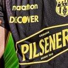 Javier Burrai a su regreso a Barcelona, fue recibido por Fidel Martínez y Damián Díaz.