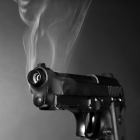 El hombre recibió disparos cuando iba en una motocicleta con un amigo.