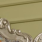 El rojo y el blanco siempre combinan bien en estas fechas. Eleva el look con una prenda en tendencia como la top con forma de flor.