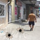 Este lunes, fuera del domicilio donde se produjo el hecho, se había hecho una limpieza. Los cuerpos quedaron tirados cerca de aquella residencia.