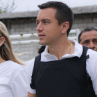 El presidente Daniel Noboa decidió perdonar a los jóvenes que se metieron a la piscina de su casa. En la foto, con su esposa Lavinia Valbonesi.