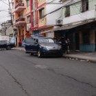 Este viernes, agentes policiales buscaron indicios en el interior del vehículo.