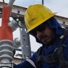 Trabajadores de CNEL, cuya sucursal del centro de Guayaquil fue cerrada.