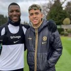Moisés Caicedo 'apadrinó' a Kendry Páez en el entrenamiento de Chelsea.
