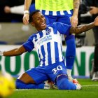 Celebración de Pervis Estupiñan luego de marcar su primer gol con el Brighton.