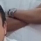 El joven agredido junto a uno de los abogados que defiende la denuncia por la agresión.