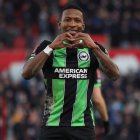 Pervis Estupiñán lleva dos goles en una misma temporada en Inglaterra, en apenas nueve días. 
en sus piernas!