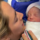 Lavinia Valbonesi le da la bienvenida a su hijo, Furio.