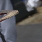 Luis Cornee mostrando uno de sus capuchinos especiales que acababa de preparar.