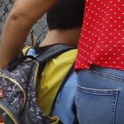 Hay madres de familia que dejan a sus hijos y se van. Otros se quedan fuera por alguna alerta.