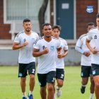 Nueva sangre en Emelec, el volante juvenil Elkin Muñoz se unió al equipo de primera para el 2024.