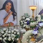 Flores blancas y su fotografía acompañan el féretro donde reposan los restos de la concejal Diana Carnero.