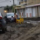 Los residentes tienen que caminar con precaución para no sufrir una caída.