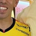 Braian Oyola con la camiseta amarilla junto a Antonio Álvarez, presidente del Barcelona.