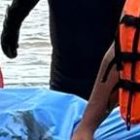 Los rescatistas sacan el cuerpo de Benjamín Caiza, quien cayó al río Daule.