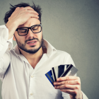 Las tarjetas de crédito pueden ser un dolor de cabeza si acumulas deudas.