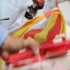 Funcionario de Arcsa decomisando los medicamentos