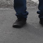 Juan Ramón sabe el tiempo exacto que dura el cambio de la luz del semáforo para poder ofrecer sus productos con tranquilidad