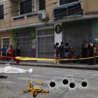 El cuerpo de Ronny Alvarado Manzaba, de 37 años,  quedó en medio de la calle donde todos los días esperaba el carro que lo trasladaba a Guayaquil.