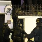 Fuerzas del orden ingresando a la Embajada de México en Quito.