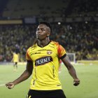 Djorkaeff Reasco y su primer gol en Barcelona, les hizo un corazón a la hinchada.