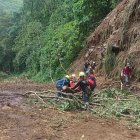 Los bomberos siguen rescatando a las personas afectadas.