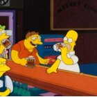 Larry, a la izquierda, era uno de los frecuentes asistentes a la Taberna de Moe, donde compartía con Homero Simpson y sus amigos.