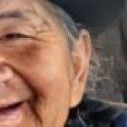 Un funcionario de la Cruz Roja Ecuatoriana entregando kit de alimentos