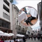 La edificación está abandonada por unos 10 años. El can cayó desde la azotea.