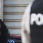 Una mujer que intentó auxiliar al hombre asesinado quedó con su ropa cubierta de sangre.