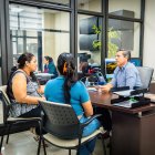 El gerente de Segura EP, Álex Anchundia, le garantizó a la comerciante que el Municipio cubrirá los gastos de la reparación de su carreta.