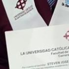Acompañado  de sus hermanos durante su graduación de médico.