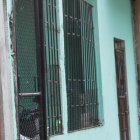 El cadáver de Fausto quedó tendido fuera de una casa aledaña a dos postes. Sus familiares se acercaron al lugar para poder reconocerlo.