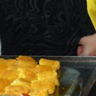 Manolo junto a Marcia Bejarano preparando el plato típico de Ambato, el llapingacho.