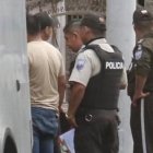 Agentes policiales acudieron al sitio para retirar los cuerpos.