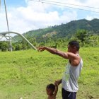 Los lugareños buscan indicios del extraño ser en sus plantaciones.