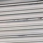 Funcionarios de Arcsa colocando la calcomanía de clausurado en uno de los cinco restaurantes