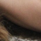 Una joven abraza a Chewbacca mostrándole su afecto.