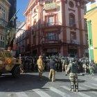 AME6897. LA PAZ (BOLIVIA), 26/06/2024.- Militares hacen presencia con tanques frente a la sede del Gobierno de Bolivia, este miércoles en La Paz (Bolivia). El presidente de Bolivia, Luis Arce, denunció este miércoles "movimientos irregulares" de militares en frente a la sede del Gobierno en la ciudad de La Paz, mientras que ciudadanos y medios locales reportaron la presencia de tanques y militares fuertemente armados.