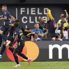 Kendry Páez y Piero Hincapié celebran un gol en el juego contra Jamaica.