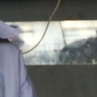 El Chino agita el caldo en la olla antes de despachar un encebollado.