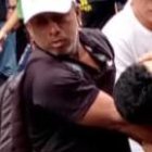 Ciudadanos ayudaron a uno de los heridos, a quien cargaron en brazos para llevarlo hacia una casa asistencial, para que reciba atención médica y se recupere.